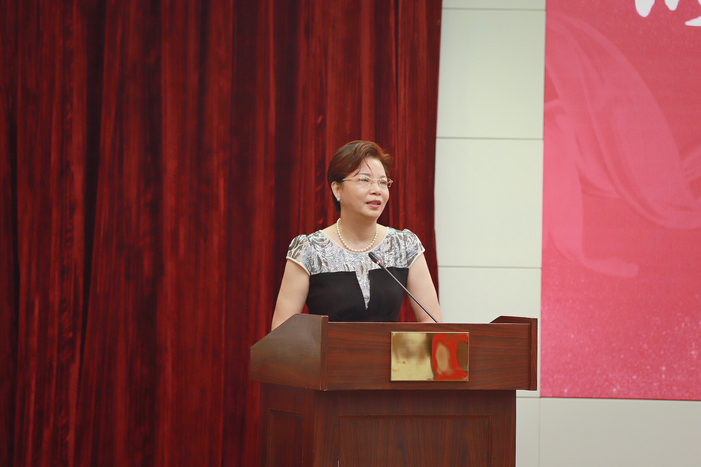万龙集团董事长_万龙恐龙(2)